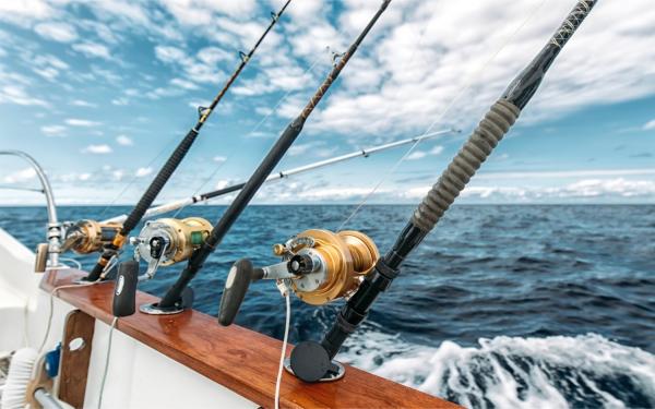 Hire a yacht for a fishing tour in Dubai