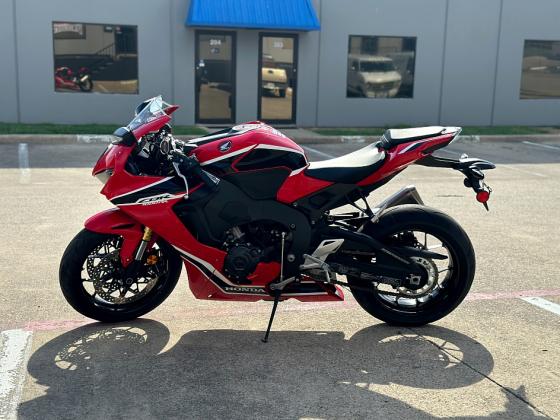 2017 Honda CBR1000RR WhatsApp +13236413248